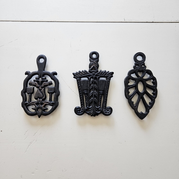 Set Of 3 Vintage Cast Iron Trivets - Picture 1 of 14